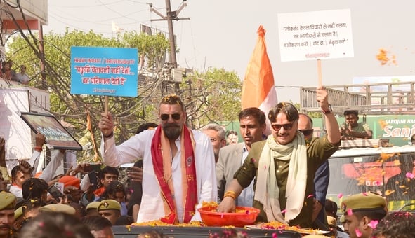 संजय दत्त और डॉ. राजेश्वर सिंह ने निकाला रोड शो। उमड़ी भीड़।