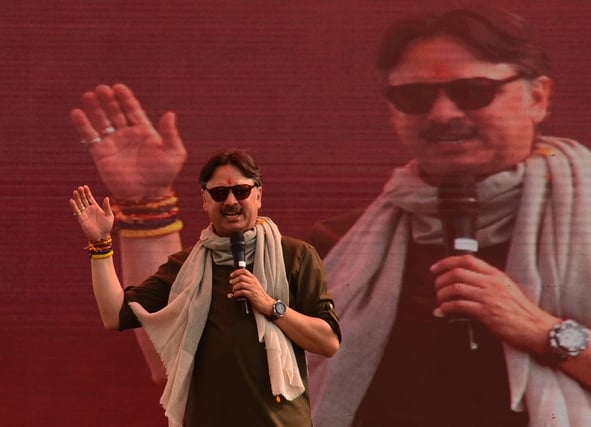 संजय दत्त और डॉ. राजेश्वर सिंह ने निकाला रोड शो। उमड़ी भीड़।