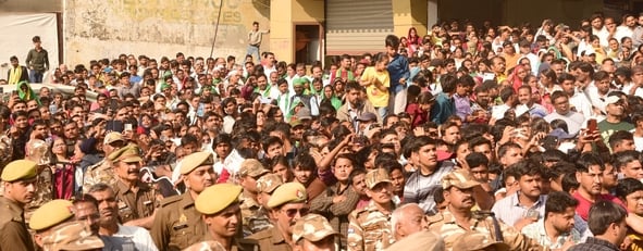 संजय दत्त और डॉ. राजेश्वर सिंह ने निकाला रोड शो। उमड़ी भीड़।