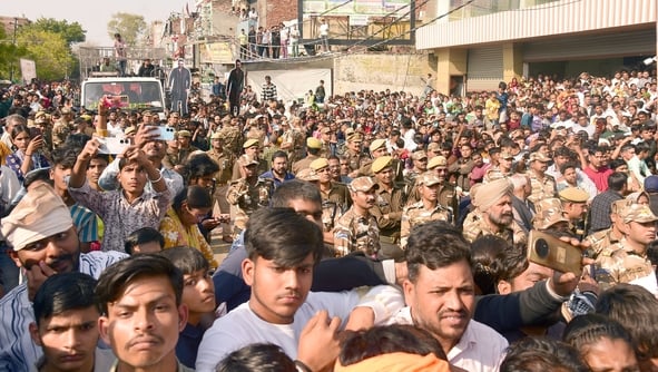 संजय दत्त और डॉ. राजेश्वर सिंह ने निकाला रोड शो। उमड़ी भीड़।