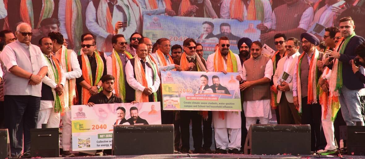 संजय दत्त और डॉ. राजेश्वर सिंह ने निकाला रोड शो। उमड़ी भीड़।