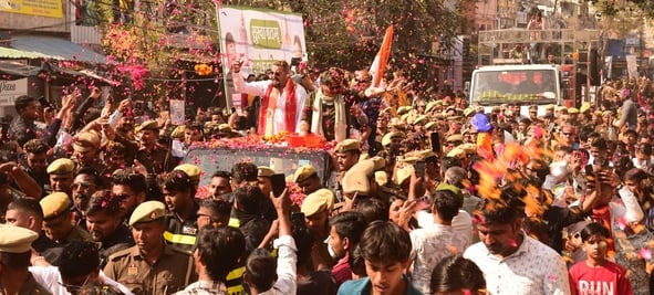 संजय दत्त और डॉ. राजेश्वर सिंह ने निकाला रोड शो। उमड़ी भीड़।