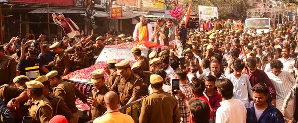 संजय दत्त और डॉ. राजेश्वर सिंह ने निकाला रोड शो। उमड़ी भीड़।