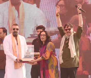 संजय दत्त और डॉ. राजेश्वर सिंह ने निकाला रोड शो। उमड़ी भीड़।