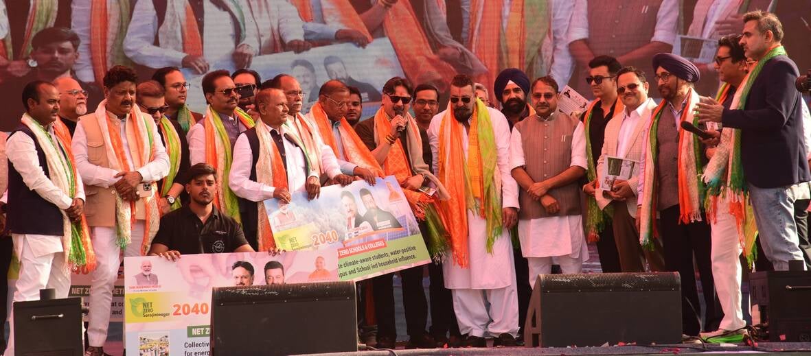 संजय दत्त और डॉ. राजेश्वर सिंह ने निकाला रोड शो। उमड़ी भीड़।