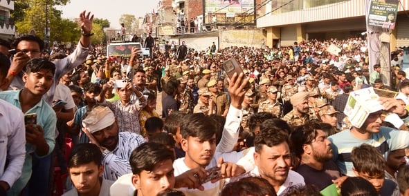 संजय दत्त और डॉ. राजेश्वर सिंह ने निकाला रोड शो। उमड़ी भीड़।