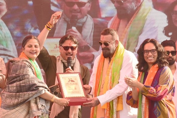 संजय दत्त और डॉ. राजेश्वर सिंह ने निकाला रोड शो। उमड़ी भीड़।