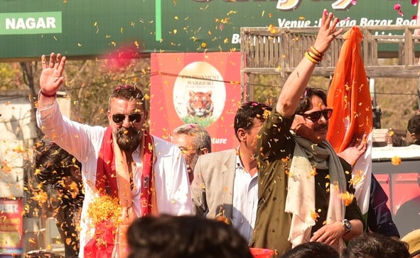 संजय दत्त और डॉ. राजेश्वर सिंह ने निकाला रोड शो। उमड़ी भीड़।