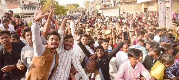 संजय दत्त और डॉ. राजेश्वर सिंह ने निकाला रोड शो। उमड़ी भीड़।