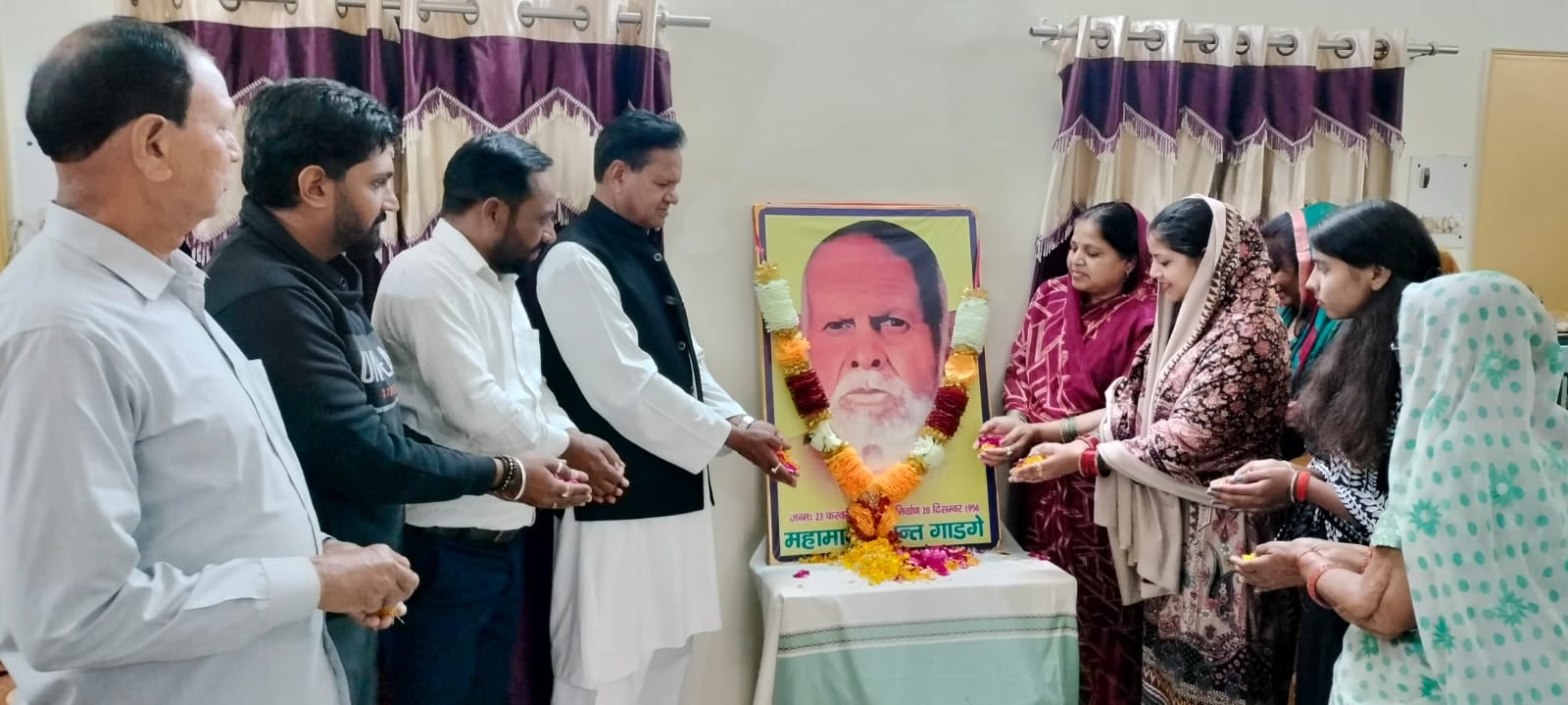 शोभायात्रा से पहले संत गाडगे की प्रतिमा पर पूजन करते एमएलसी डाॅ.सुधीर गुप्ता। स्रोत: आयोजक