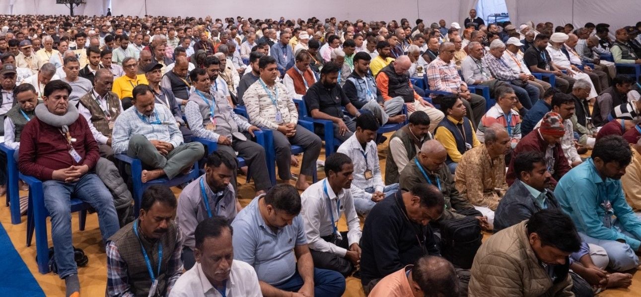 श्री रामचंद्र मिशन आश्रम में ध्यान साधना कराते दाजी। स्रोत: आश्रम