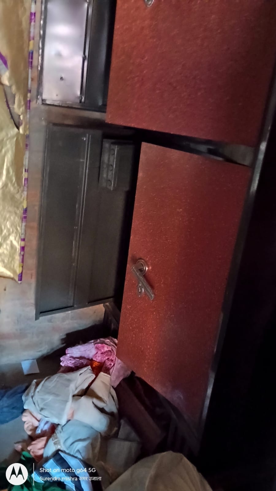 टूटी पड़ी अलमारी व बिखरा पड़ा सामान।