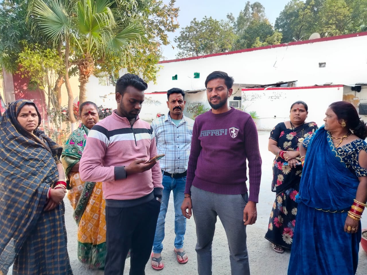 दौराला - कथा का वर्णन करते शांतनु महाराज। स्रोत : आयोजक