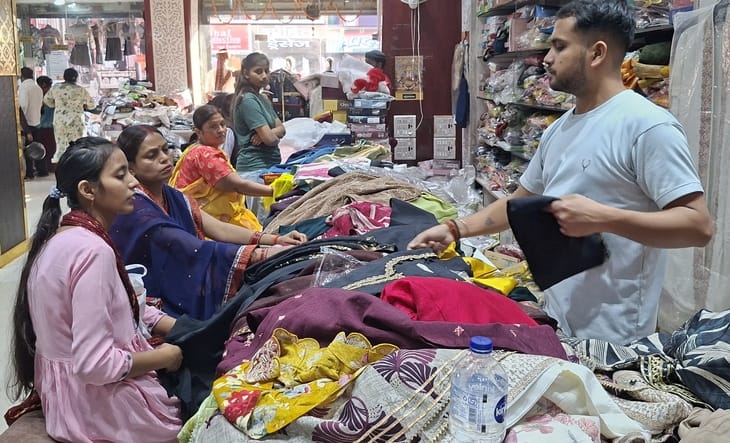 ठठेरी बाजार में कपड़े खरीदतीं महिलाएं और गुड्डूमल चौराहे पर सजी नमकीन की दुकान। - संवाद