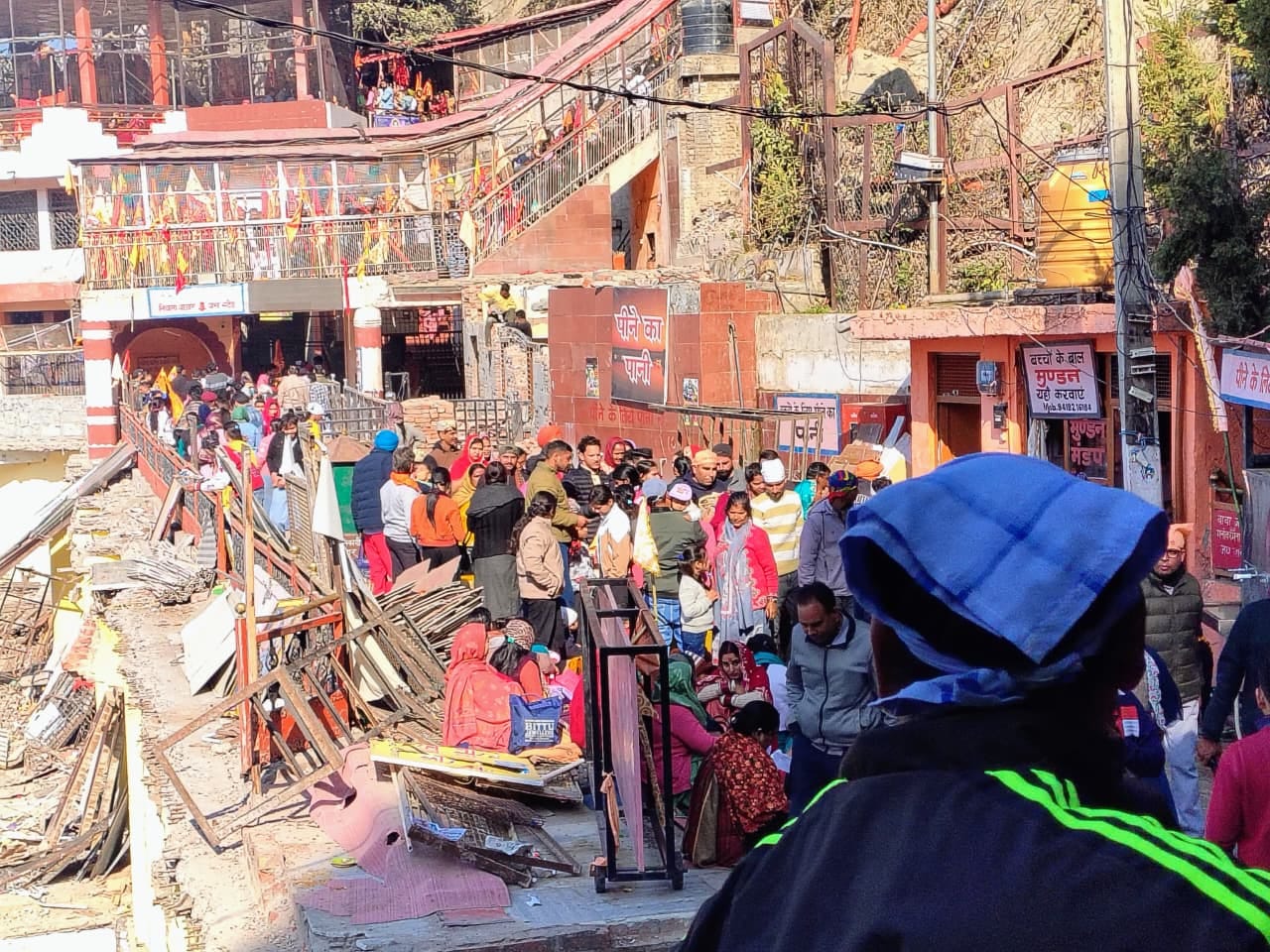 दियोटसिद्ध में आयोजित यज्ञोपवीत संस्कार कार्यक्रम में उपस्थित बटुक व अन्य। स्रोत जागरूक पाठक
