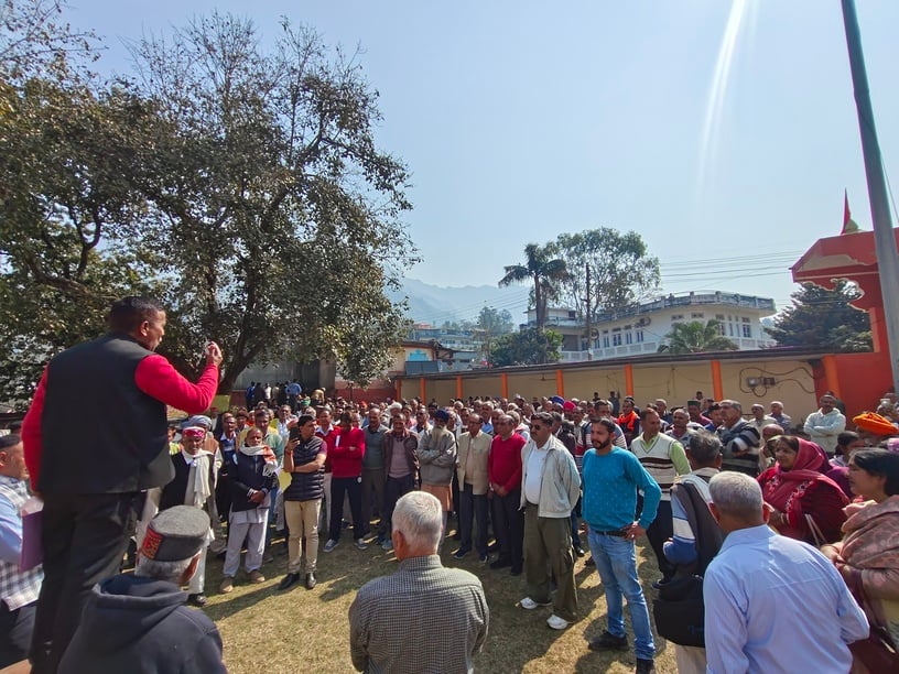 उपायुक्त कार्यालय के बाहर मांगो को लेकर इकठ्ठा हुए भाखड़ा विस्थापित। संवाद उपायुक्त कार्यालय के बाहर मांगो को लेकर इकठ्ठा हुए भाखड़ा विस्थापित। संवाद