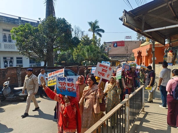 उपायुक्त कार्यालय के बाहर मांगो को लेकर इकठ्ठा हुए भाखड़ा विस्थापित। संवाद उपायुक्त कार्यालय के बाहर मांगो को लेकर इकठ्ठा हुए भाखड़ा विस्थापित। संवाद