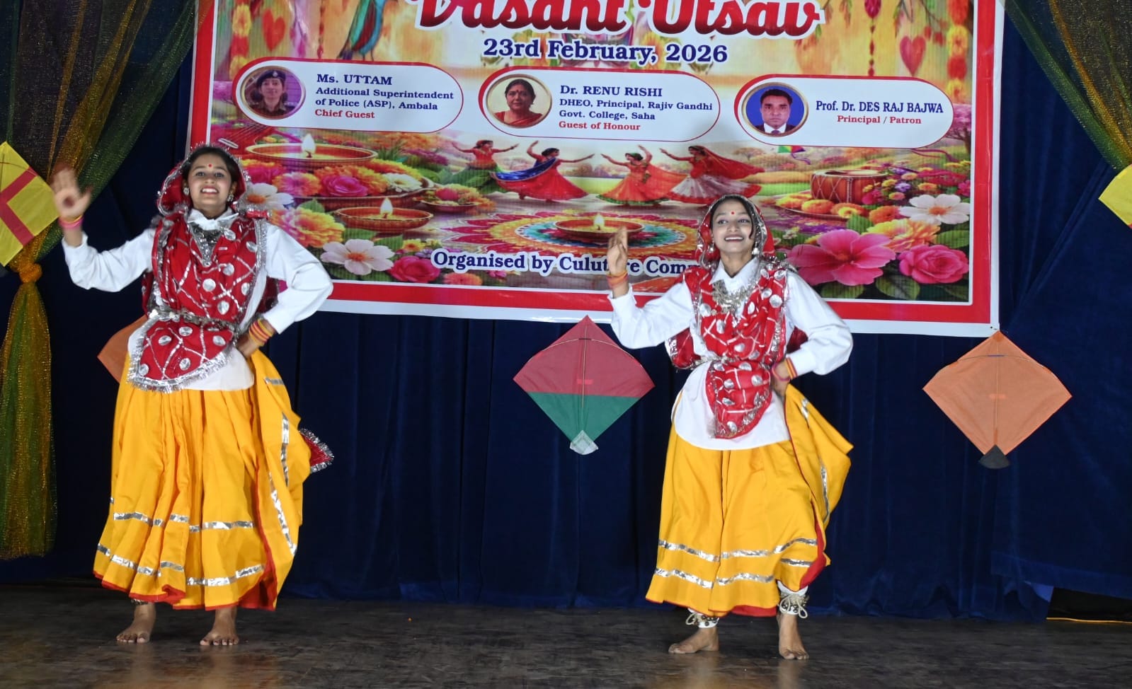 अंबाला छावनी के राजकीय पीजी कॉलेज में  आयोजित कार्यक्रम में गिद्दा करती छात्राएं। प्रवक्ता