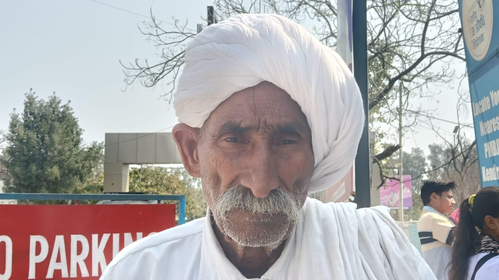 बाहर से मिलने वाली दवा की पर्ची दिखाता विकास। संवाद