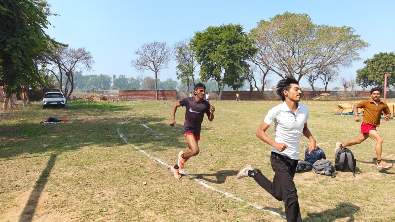 भोड़िया खेड़ा खेल स्टेडियम में आयोजित पीएमश्री स्कूल की उंची कूद की प्रतियोगिता में कूद लगाती भोड़िया खेड़ा खेल स्टेडियम में आयोजित पीएमश्री स्कूल की उंची कूद की प्रतियोगिता में कूद लगाती