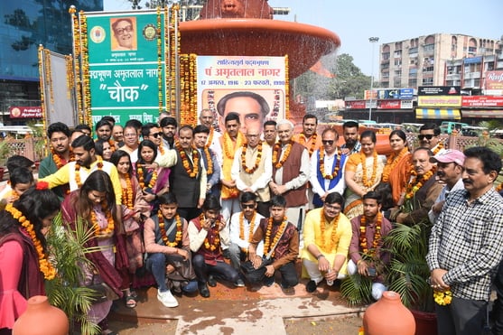 चौक चौराहे का नामकरण अमृतलाल नागर के नाम पर किया गया।