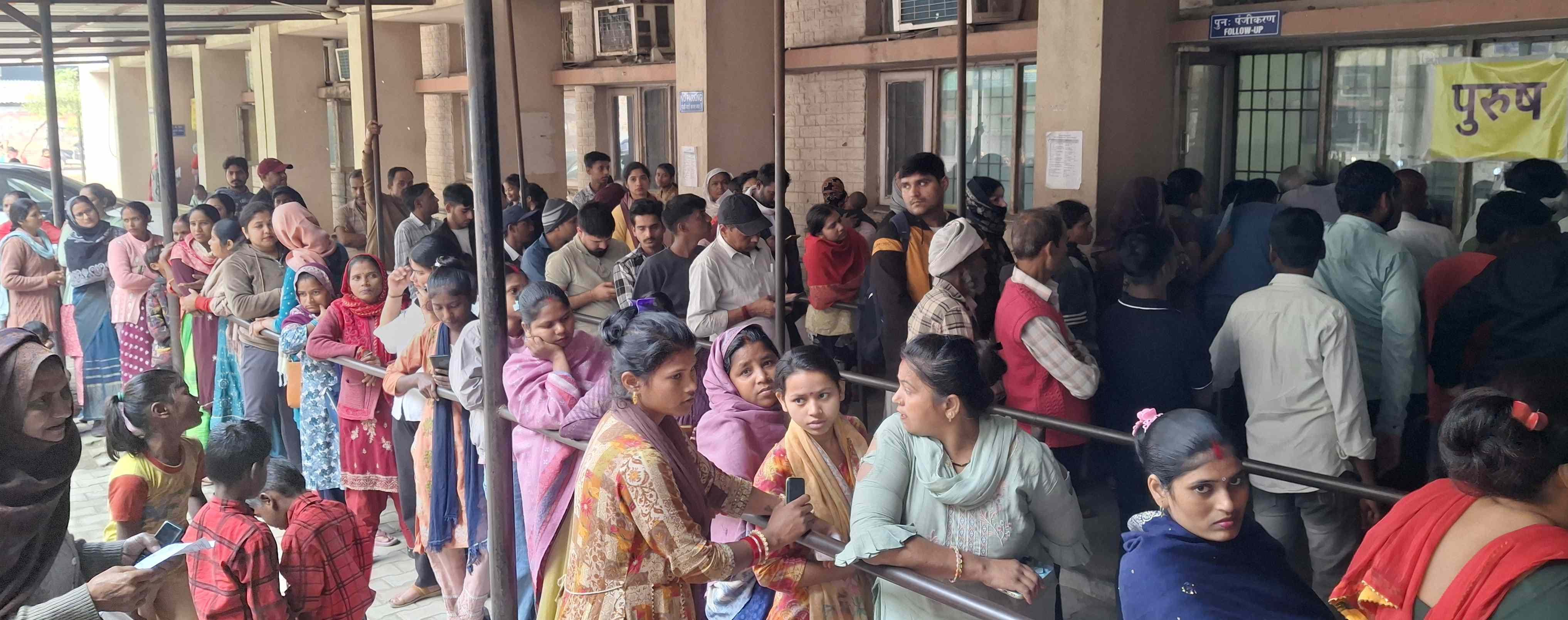 -फोटो 83 : बहादुरगढ़ में सोमवार को निकली तेज धूप और गंतव्य की ओर जाते लोग। संवाद