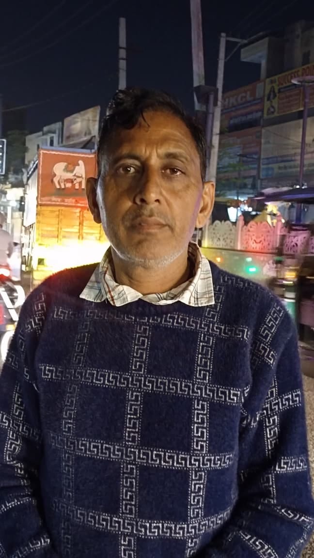 गोहाना के जींद रोड स्थित छोटूराम चौक पर टूटा पड़ा ट्रैफिक सिग्नल पोल। संवाद गोहाना के जींद रोड स्थित छोटूराम चौक पर टूटा पड़ा ट्रैफिक सिग्नल पोल। संवाद