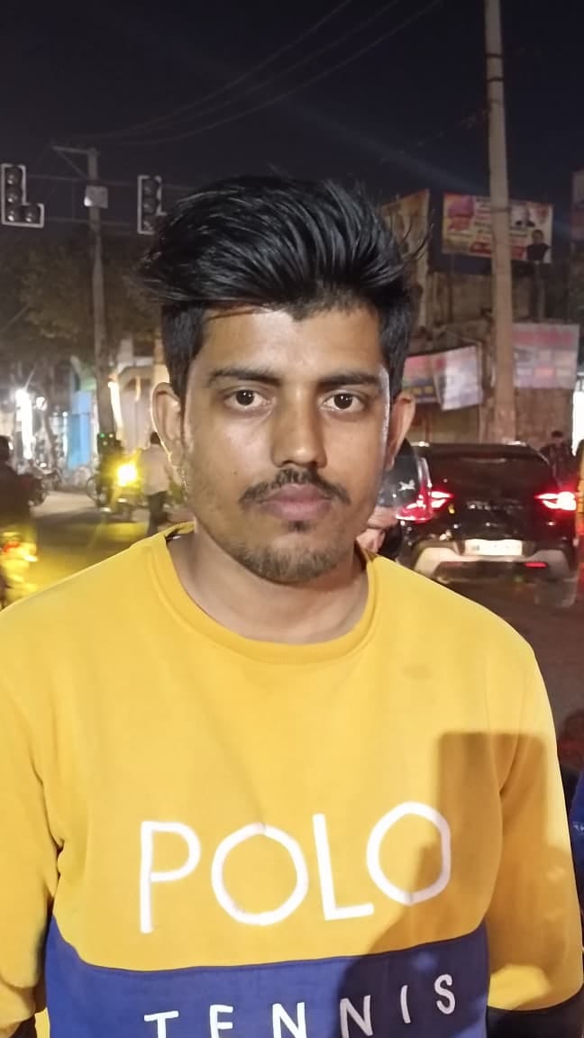 गोहाना के जींद रोड स्थित छोटूराम चौक पर टूटा पड़ा ट्रैफिक सिग्नल पोल। संवाद गोहाना के जींद रोड स्थित छोटूराम चौक पर टूटा पड़ा ट्रैफिक सिग्नल पोल। संवाद