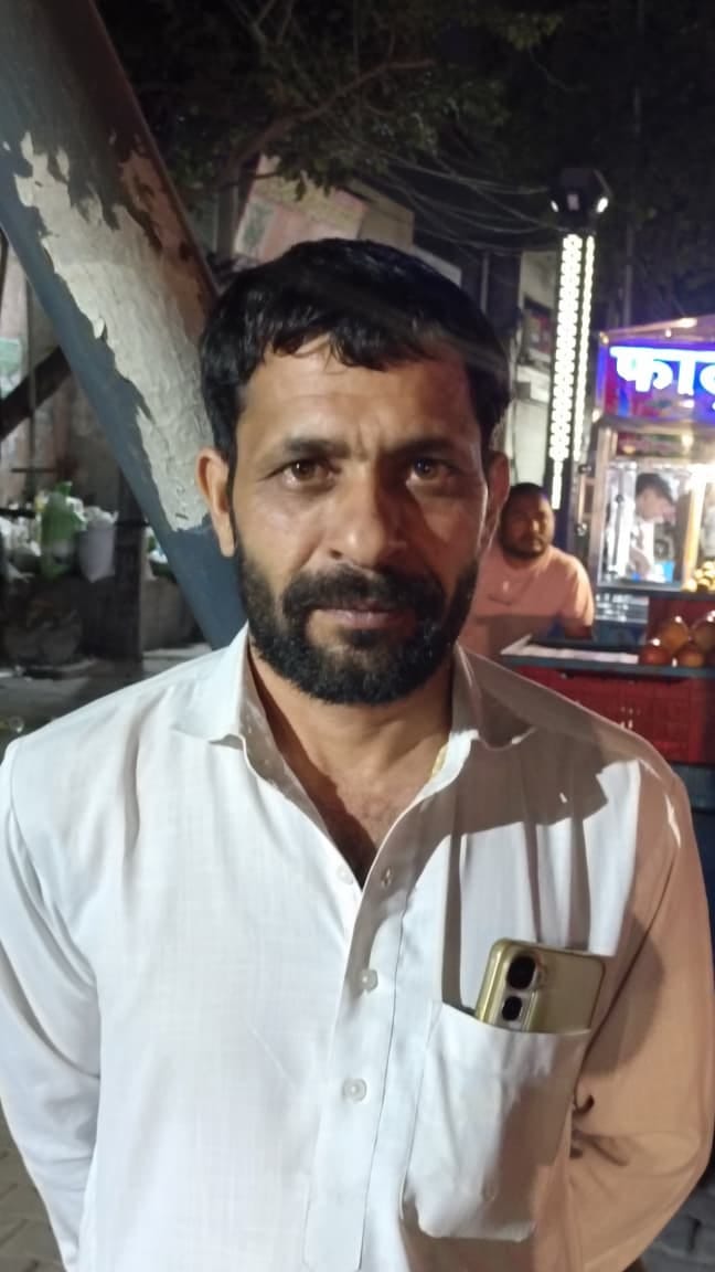 गोहाना के जींद रोड स्थित छोटूराम चौक पर टूटा पड़ा ट्रैफिक सिग्नल पोल। संवाद गोहाना के जींद रोड स्थित छोटूराम चौक पर टूटा पड़ा ट्रैफिक सिग्नल पोल। संवाद