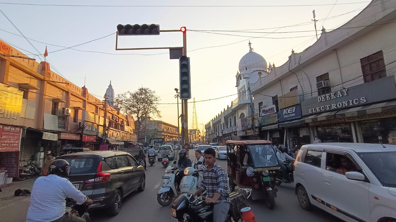 गोहाना के जींद रोड स्थित छोटूराम चौक पर टूटा पड़ा ट्रैफिक सिग्नल पोल। संवाद गोहाना के जींद रोड स्थित छोटूराम चौक पर टूटा पड़ा ट्रैफिक सिग्नल पोल। संवाद