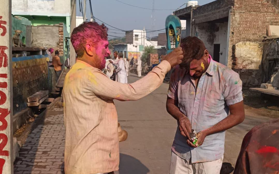 गांव बछगांव में जूता-चप्पल मारकर होली खेलते गांव के लोग। गांव बछगांव में जूता-चप्पल मारकर होली खेलते गांव के लोग।