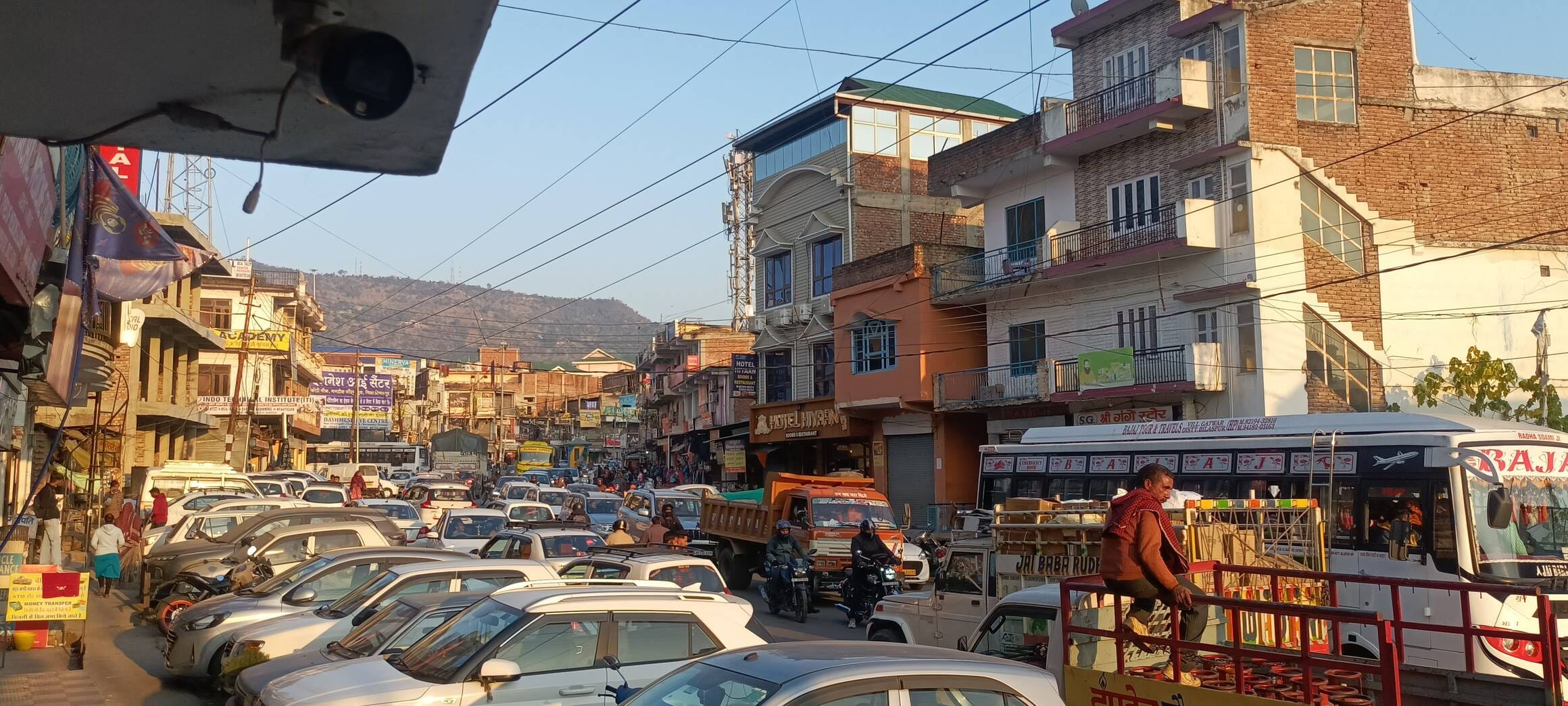 घुमारवीं में बना पार्किंग भवन। संवाद