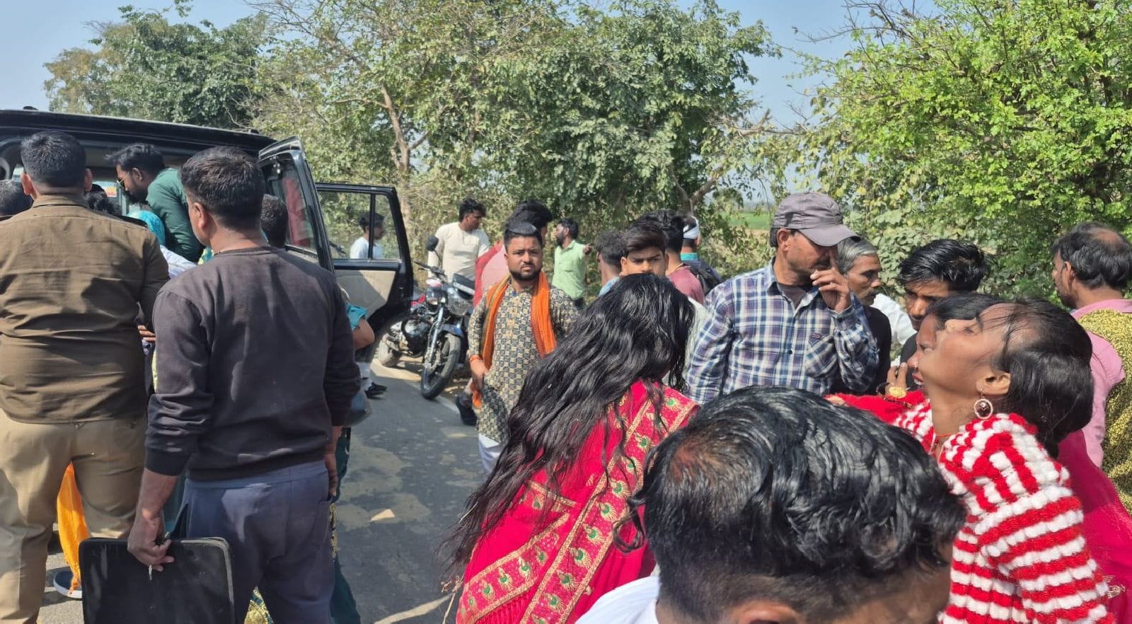 घायल राजेश का उपचार करते चिकित्सक। संवाद घायल राजेश का उपचार करते चिकित्सक। संवाद