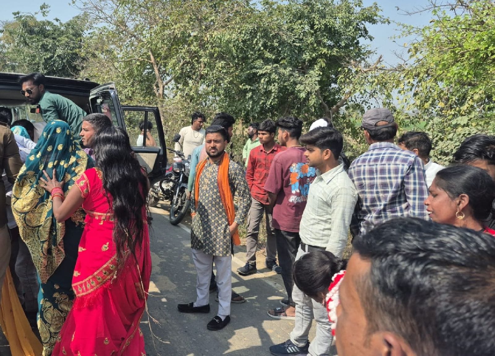 घायल राजेश का उपचार करते चिकित्सक। संवाद घायल राजेश का उपचार करते चिकित्सक। संवाद