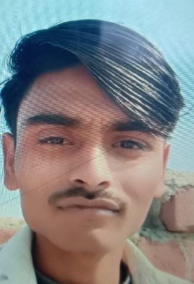 घायल राजेश का उपचार करते चिकित्सक। संवाद घायल राजेश का उपचार करते चिकित्सक। संवाद