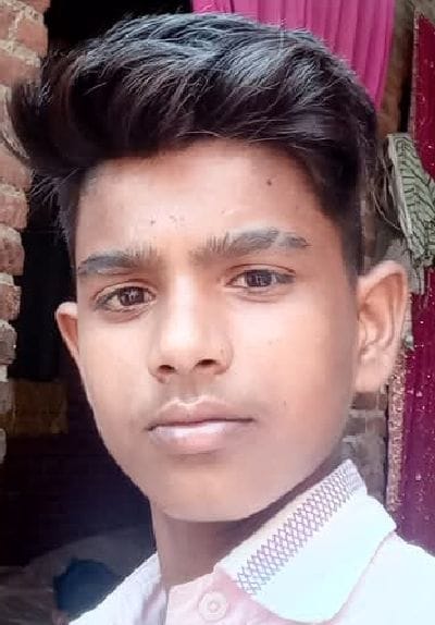 घायल राजेश का उपचार करते चिकित्सक। संवाद घायल राजेश का उपचार करते चिकित्सक। संवाद