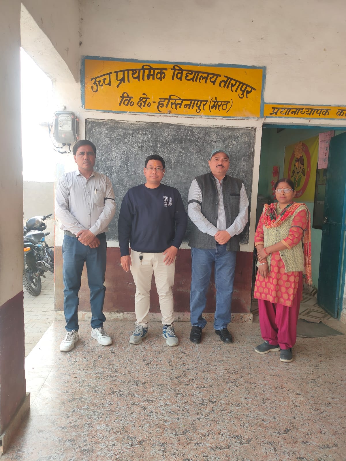 हस्तिनापुर में अपनी मांगों को लेकर हाथ पर काली पट्टी बांधकर विरोध करते शिक्षक स्रोत संवाद