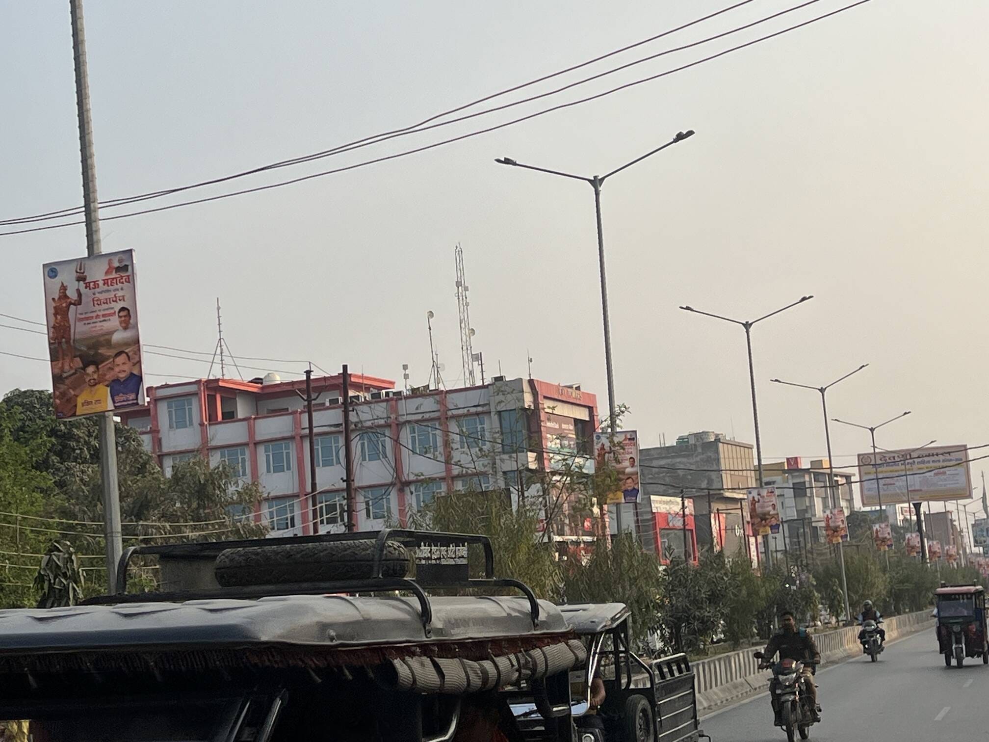 जिला अस्पताल गेट पर बिजली के खंभे पर लगी होर्डिंग।संवाद जिला अस्पताल गेट पर बिजली के खंभे पर लगी होर्डिंग।संवाद