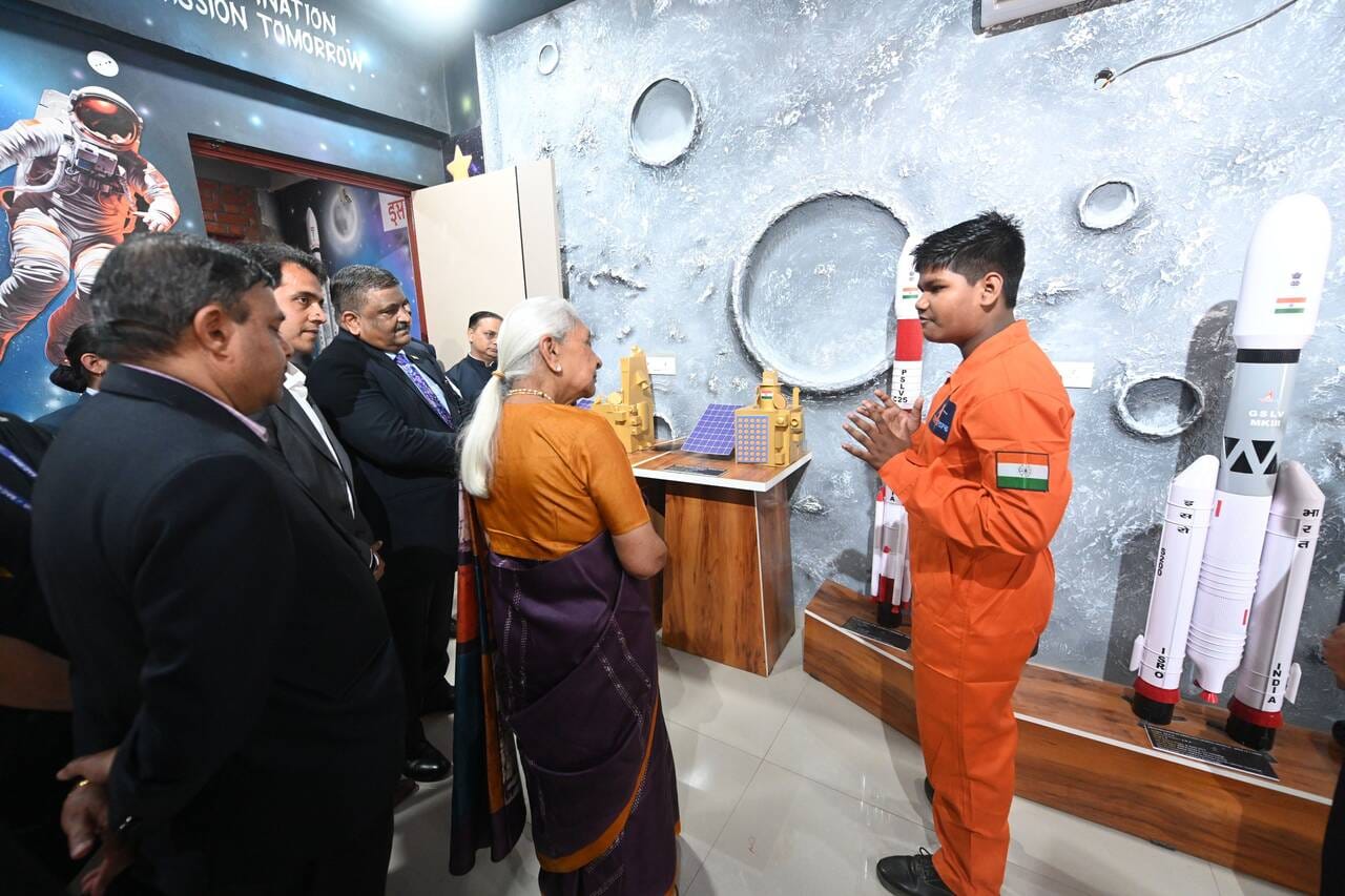 जनभवन स्थित आदर्श माध्यमिक विद्यालय में राज्यपाल आनंदीबेन पटेल। जनभवन स्थित आदर्श माध्यमिक विद्यालय में राज्यपाल आनंदीबेन पटेल।