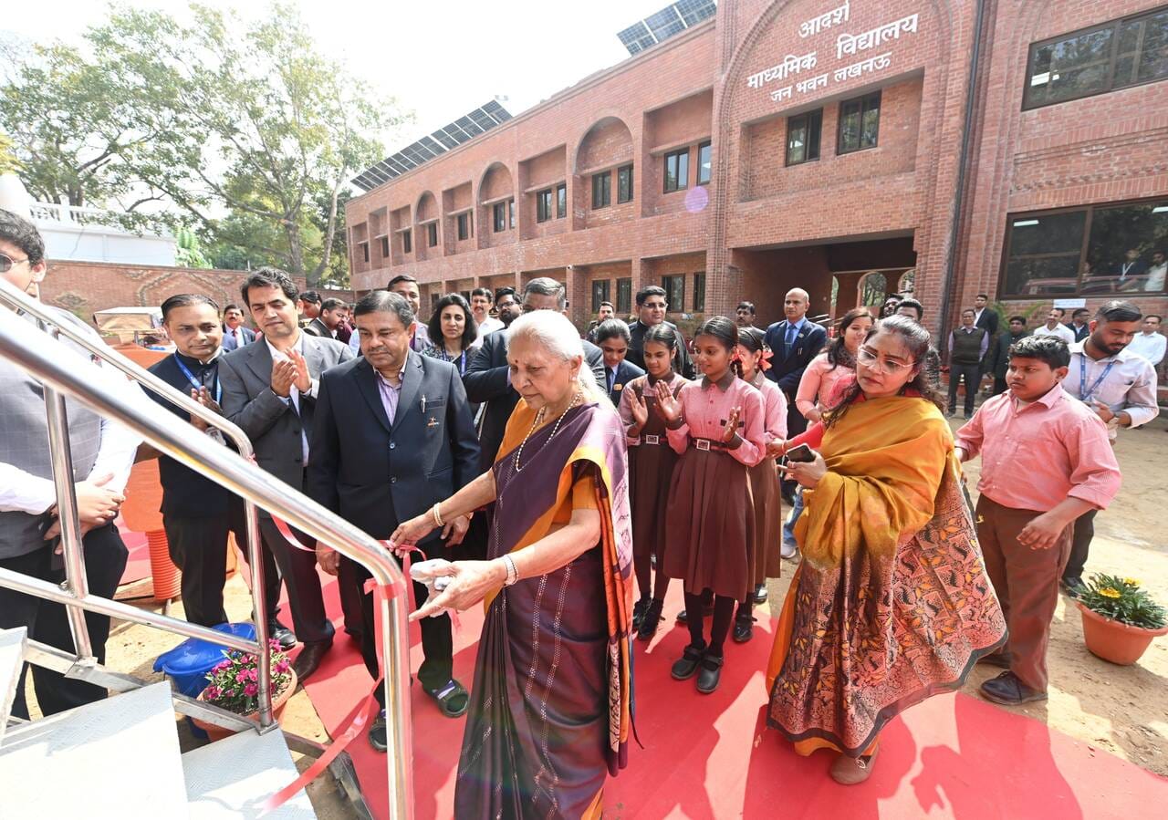 जनभवन स्थित आदर्श माध्यमिक विद्यालय में राज्यपाल आनंदीबेन पटेल। जनभवन स्थित आदर्श माध्यमिक विद्यालय में राज्यपाल आनंदीबेन पटेल।