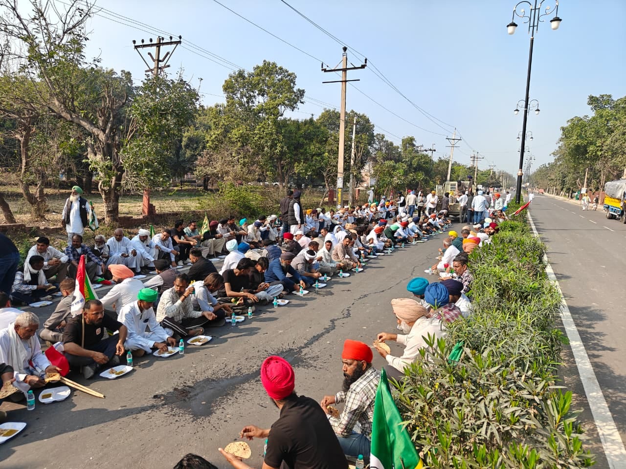 कुरुक्षेत्र। फुटपाथ पर बैठे आंदोलनरत किसान। संवाद कुरुक्षेत्र। फुटपाथ पर बैठे आंदोलनरत किसान। संवाद