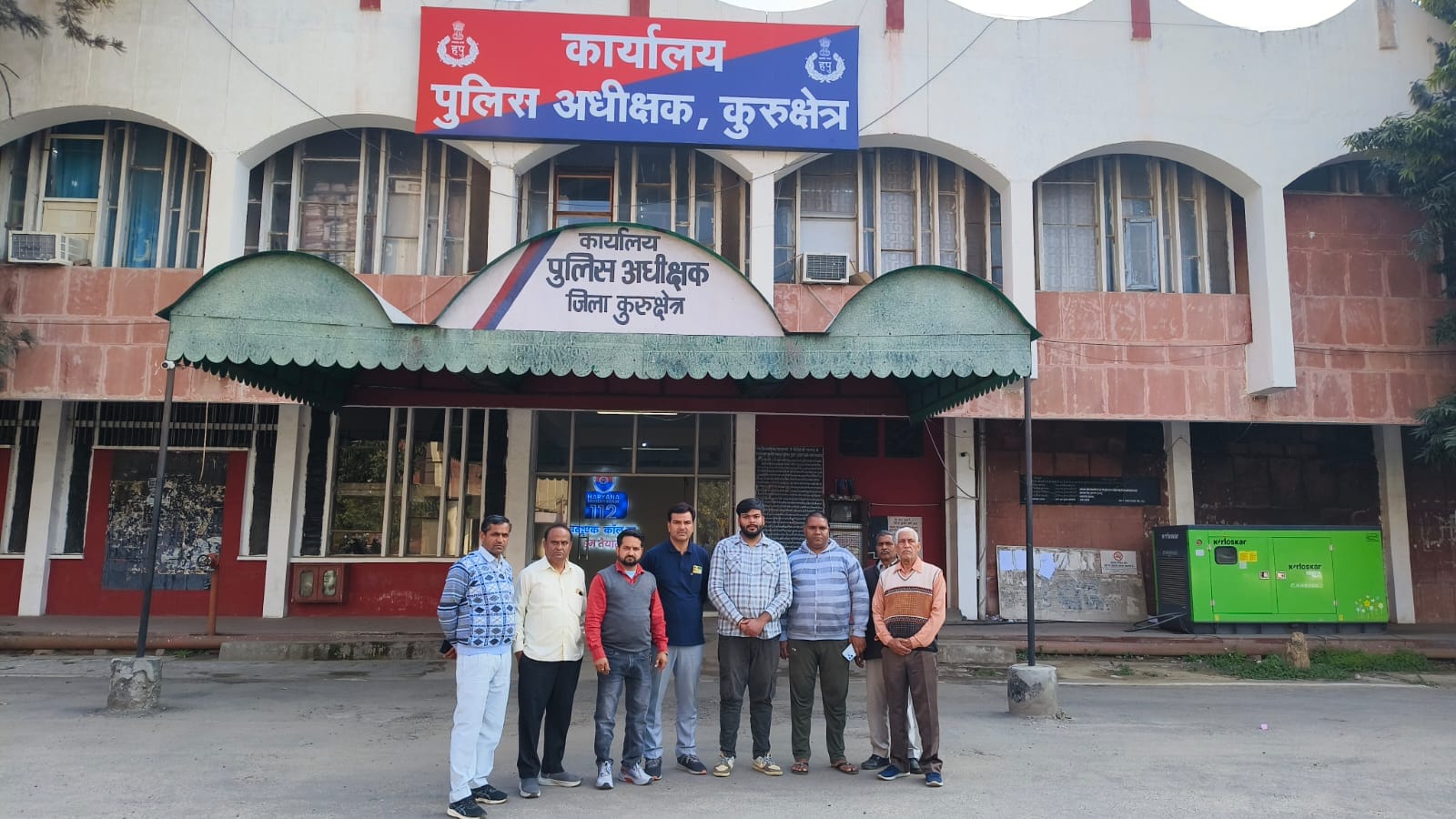 कुरुक्षेत्र। पुलिस अधीक्षक कार्यालय के बाहर जानकारी देते परिजन। संवाद कुरुक्षेत्र। पुलिस अधीक्षक कार्यालय के बाहर जानकारी देते परिजन। संवाद