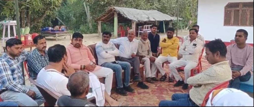 करनैलगंज के दत्तनगर सुदईपुरवा गांव में पीड़ित परिजनों से बात करते सपा नेता दिग्विजय सिंह। घर क करनैलगंज के दत्तनगर सुदईपुरवा गांव में पीड़ित परिजनों से बात करते सपा नेता दिग्विजय सिंह। घर क