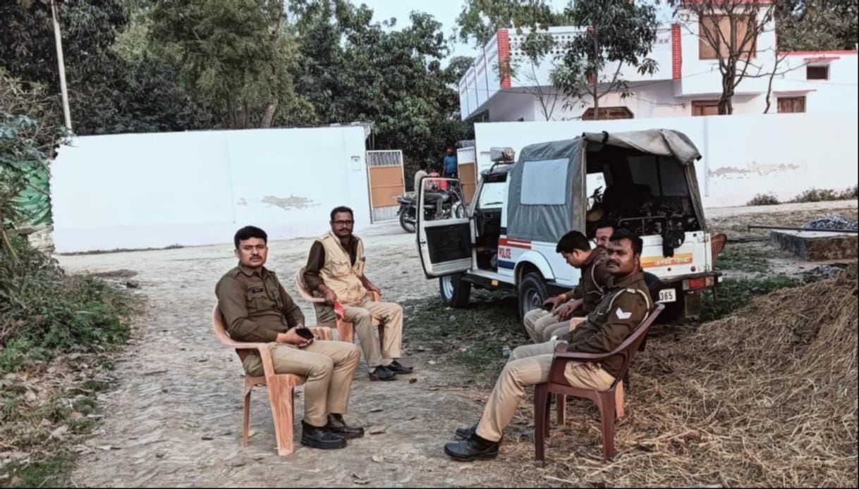 करनैलगंज के दत्तनगर सुदईपुरवा गांव में पीड़ित परिजनों से बात करते सपा नेता दिग्विजय सिंह। घर क करनैलगंज के दत्तनगर सुदईपुरवा गांव में पीड़ित परिजनों से बात करते सपा नेता दिग्विजय सिंह। घर क