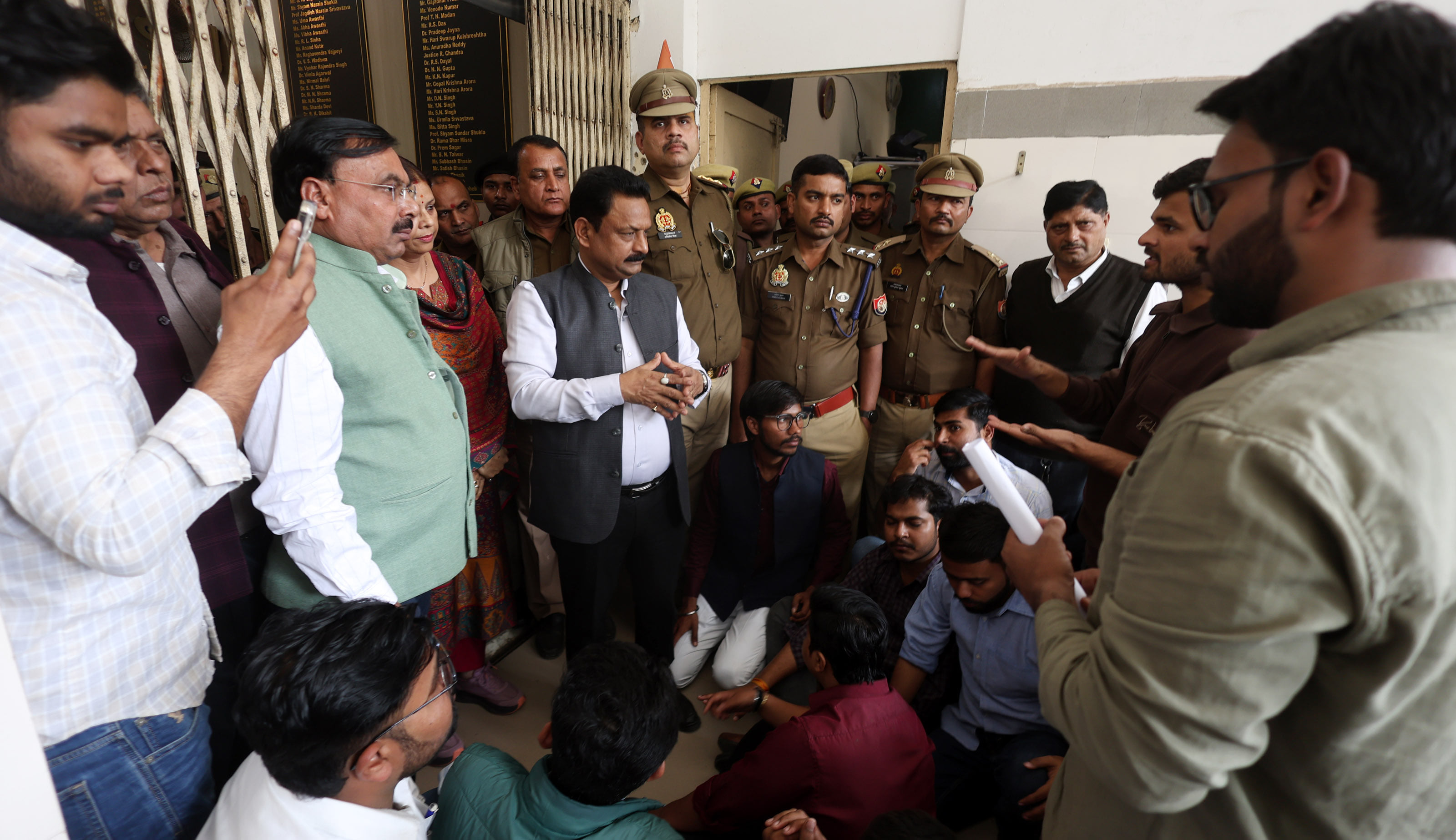 लखनऊ विश्वविद्यालय परिसर स्थित ऐतिहासिक लाल बारादरी के लिए सोमवार को दिनभर तनावपूर्ण माहौल बना 