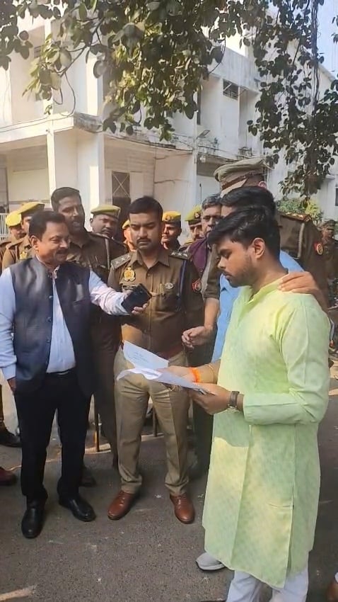 लखनऊ विश्वविद्यालय परिसर स्थित ऐतिहासिक लाल बारादरी के लिए सोमवार को दिनभर तनावपूर्ण माहौल बना 