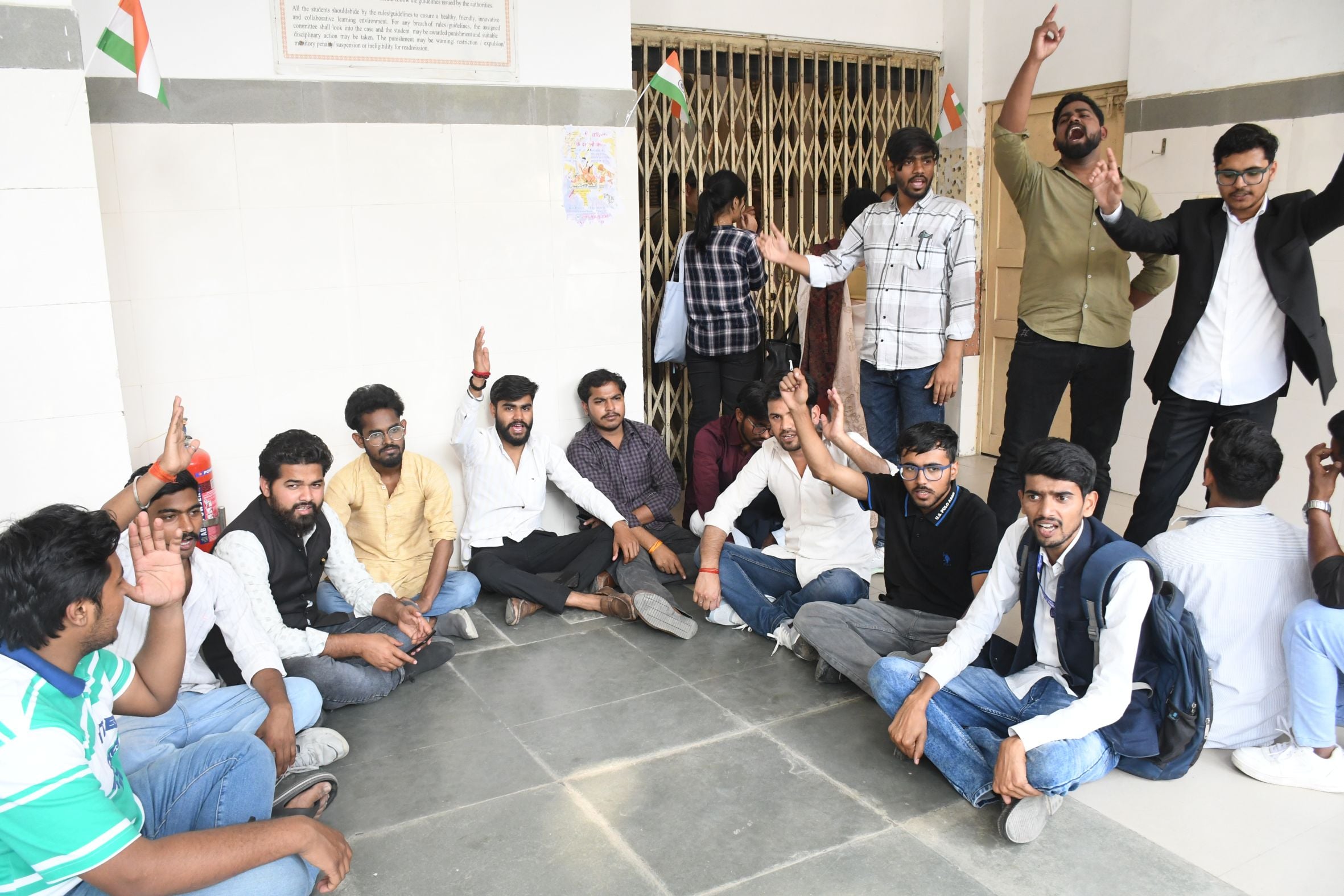 लखनऊ विश्वविद्यालय परिसर स्थित ऐतिहासिक लाल बारादरी के लिए सोमवार को दिनभर तनावपूर्ण माहौल बना 