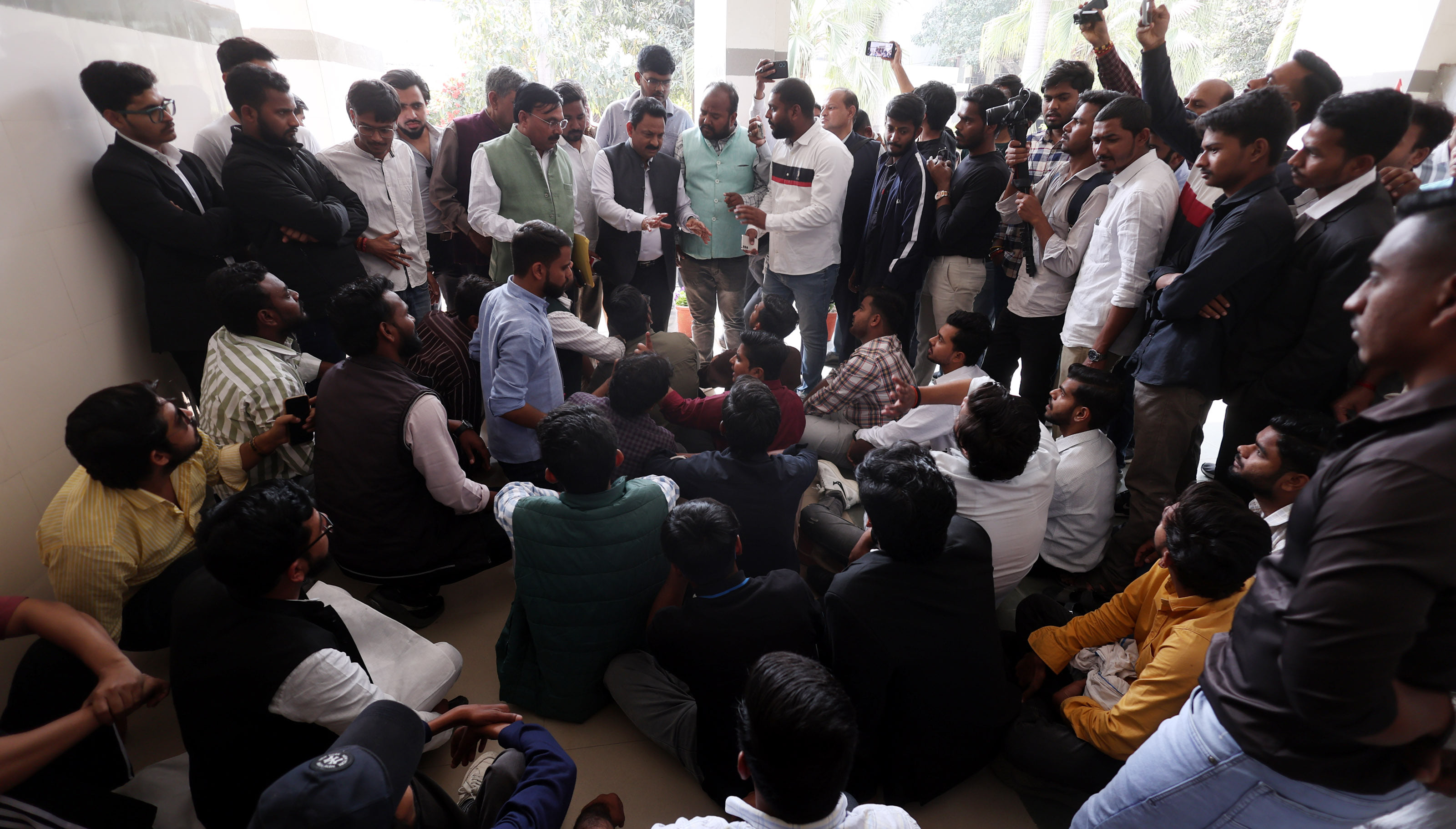 लखनऊ विश्वविद्यालय परिसर स्थित ऐतिहासिक लाल बारादरी के लिए सोमवार को दिनभर तनावपूर्ण माहौल बना 