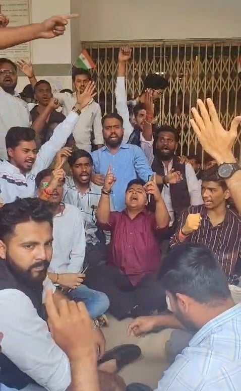 लखनऊ विश्वविद्यालय परिसर स्थित ऐतिहासिक लाल बारादरी के लिए सोमवार को दिनभर तनावपूर्ण माहौल बना 