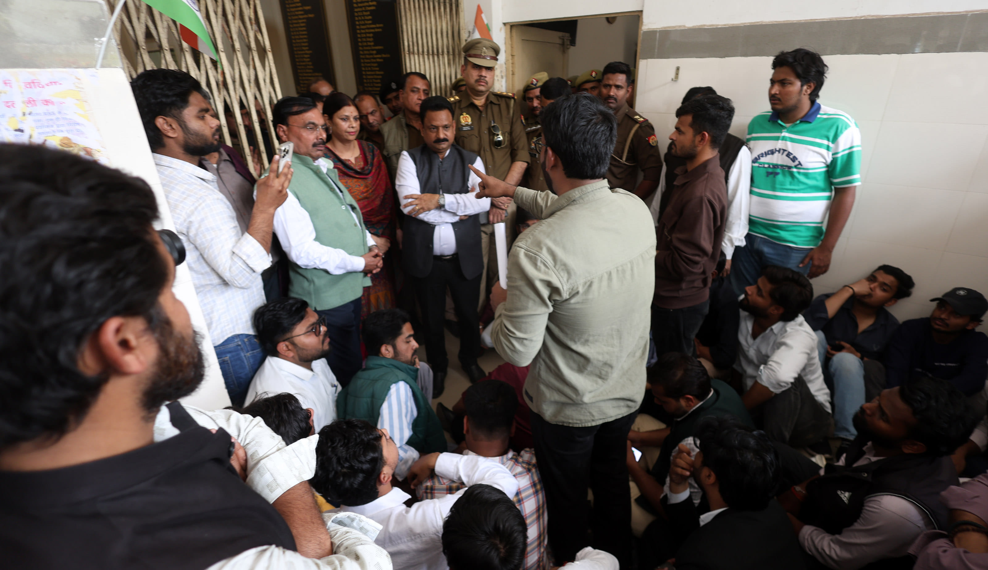 लखनऊ विश्वविद्यालय परिसर स्थित ऐतिहासिक लाल बारादरी के लिए सोमवार को दिनभर तनावपूर्ण माहौल बना 